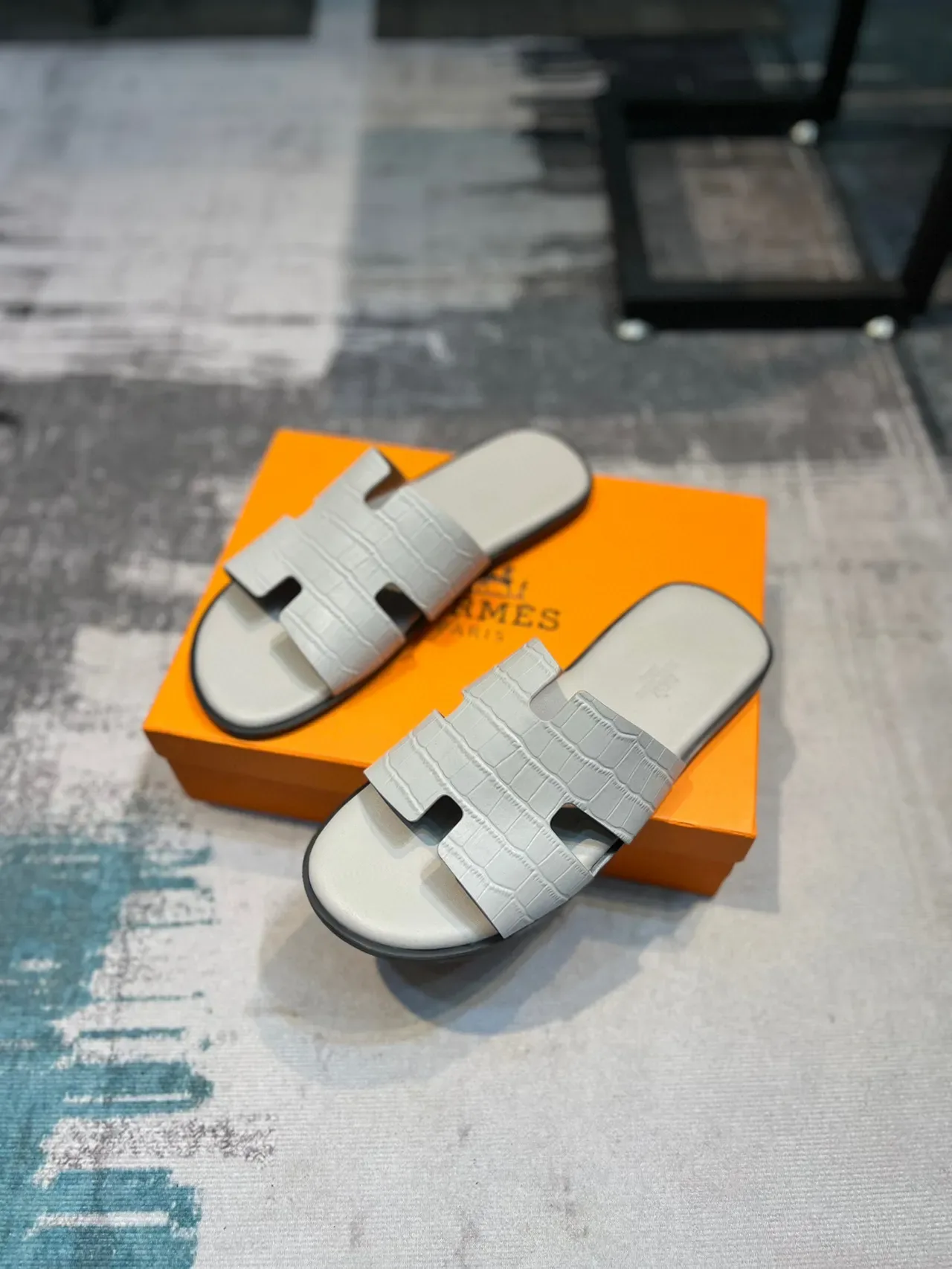 Hermès ओरान क्रॉक-एम्बॉस्ड ग्रे स्लिपर्स 6