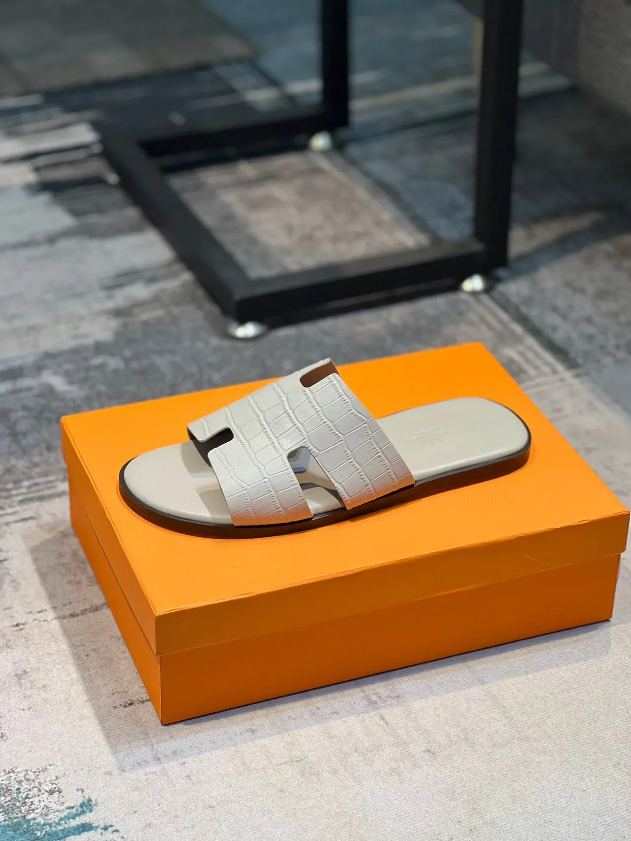 Hermès ओरान क्रॉक-एम्बॉस्ड ग्रे स्लिपर्स 9