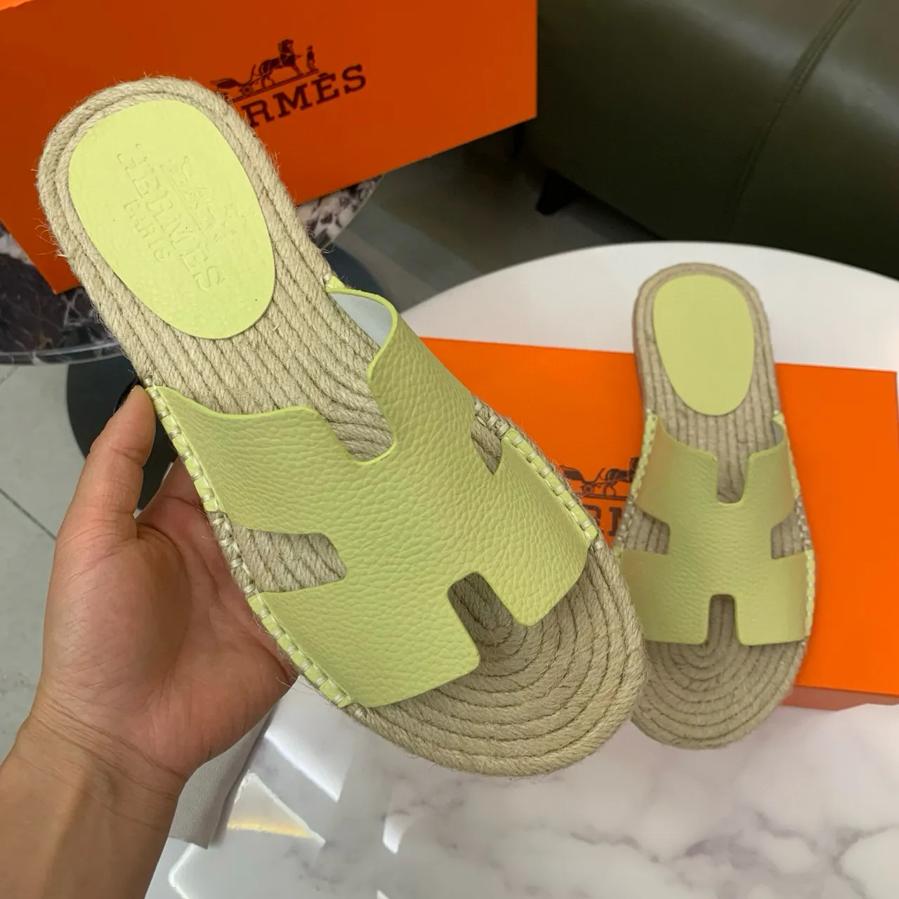 Hermès Oran vert lime H-Strap chaussons en jute tissé 5