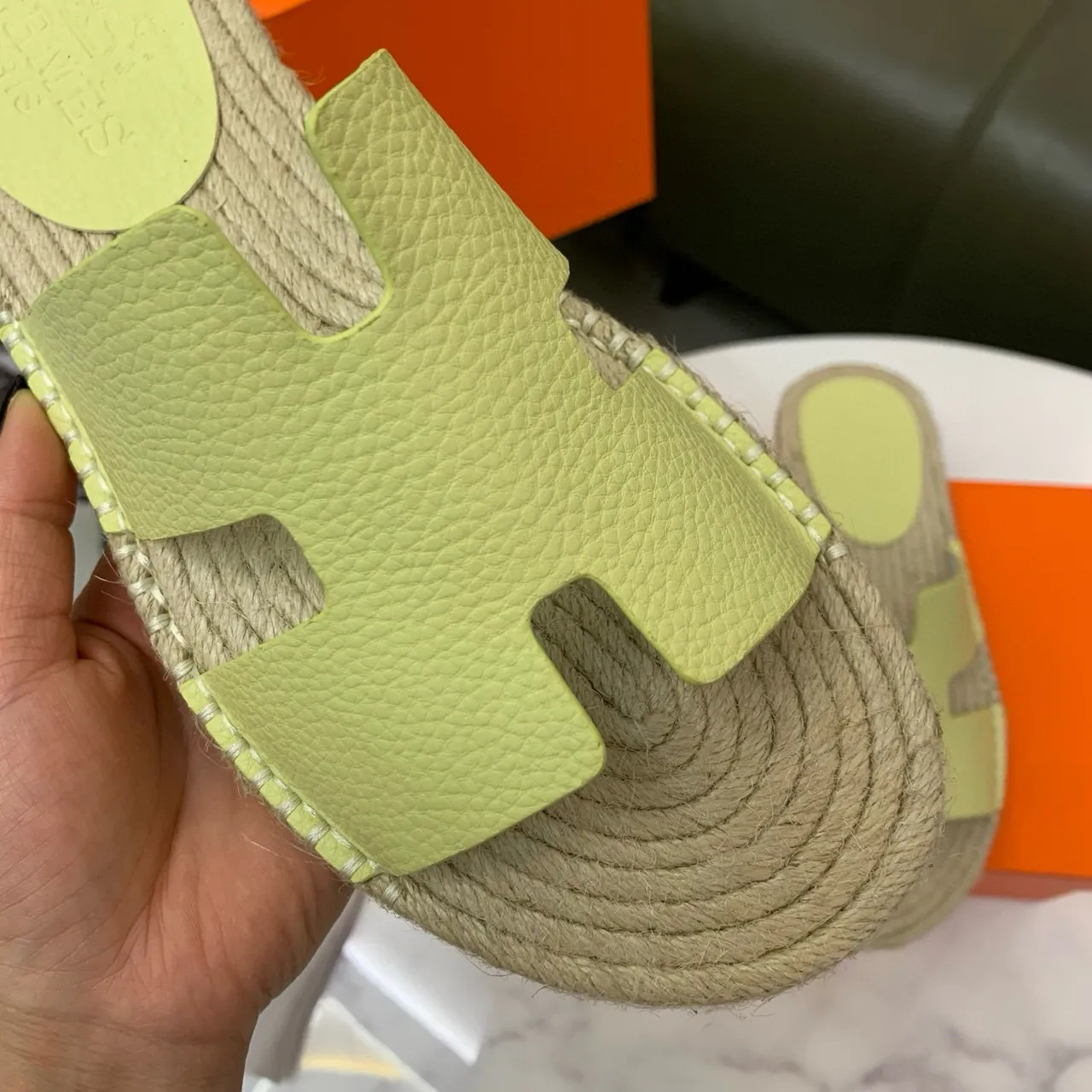 Hermès Oran vert lime H-Strap chaussons en jute tissé 7
