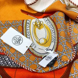 Hermès 橙棕印花几何格子丝巾