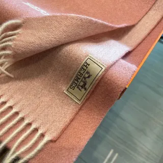 Hermès وردي بيج نسيج نصي الملمس حواف مزينة وشاح كشمير
