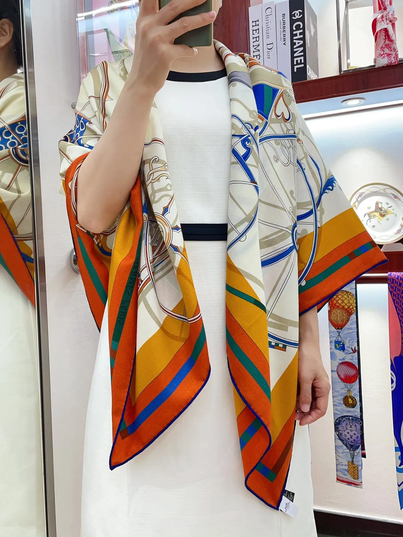 Hermès Pañuelo de seda con estampado de motivo geométrico de onda 1