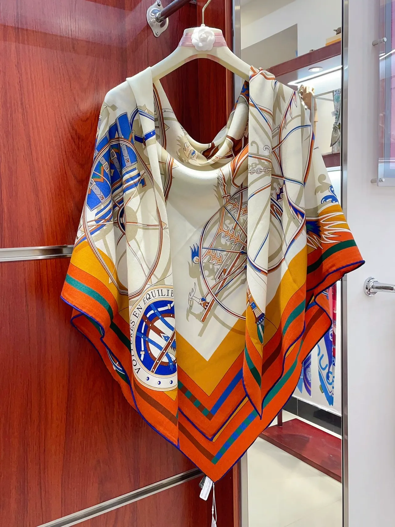 Hermès Pañuelo de seda con estampado de motivo geométrico de onda 9