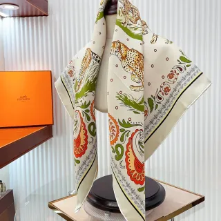 Hermès मुद्रित चीता और पैसले सिल्क स्कार्फ