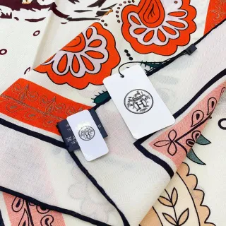 Hermès Bufanda de Seda Crema con estampado de Tigre y Paisley