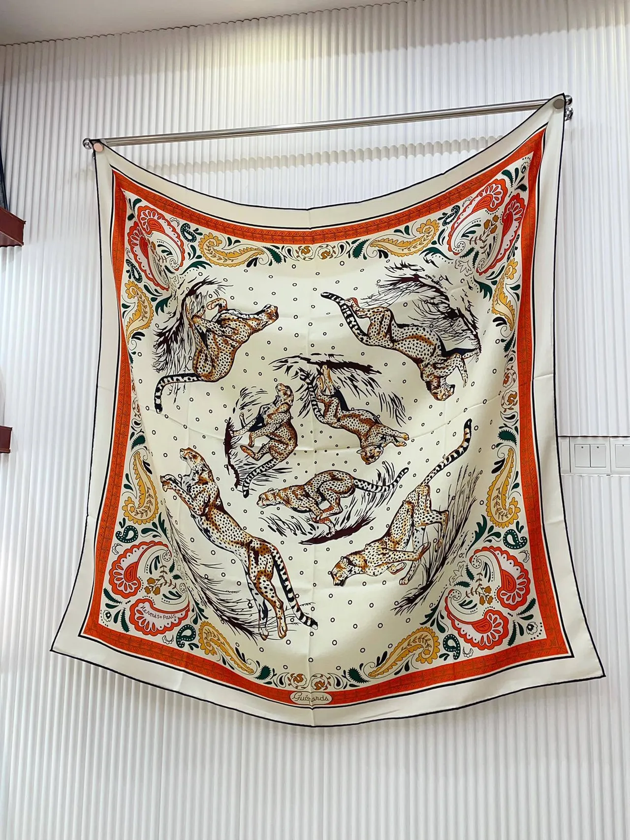 Hermès Lenço de Seda Creme com impressão de Tigre e Paisley 6