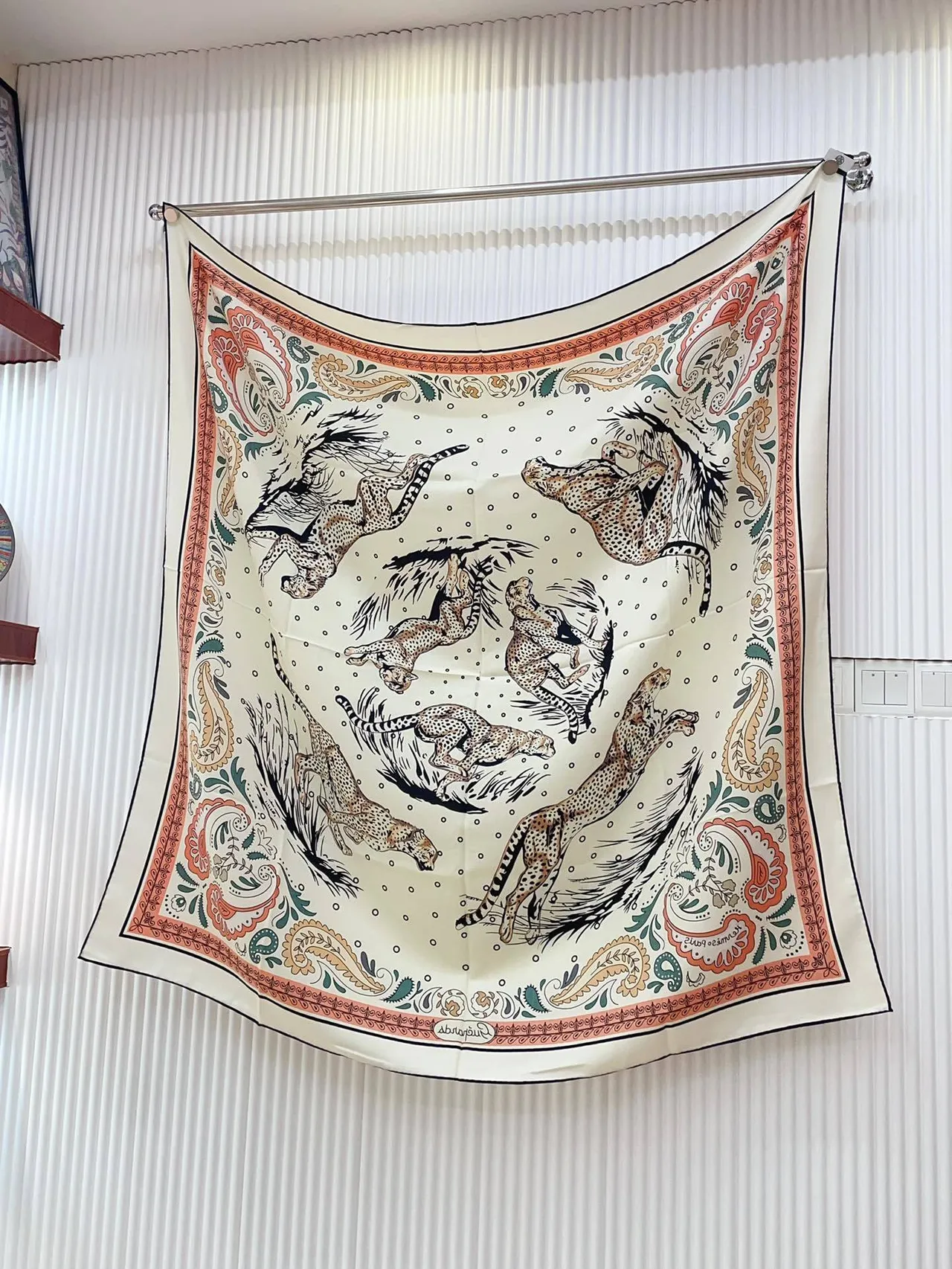 Hermès Lenço de Seda Creme com impressão de Tigre e Paisley 7