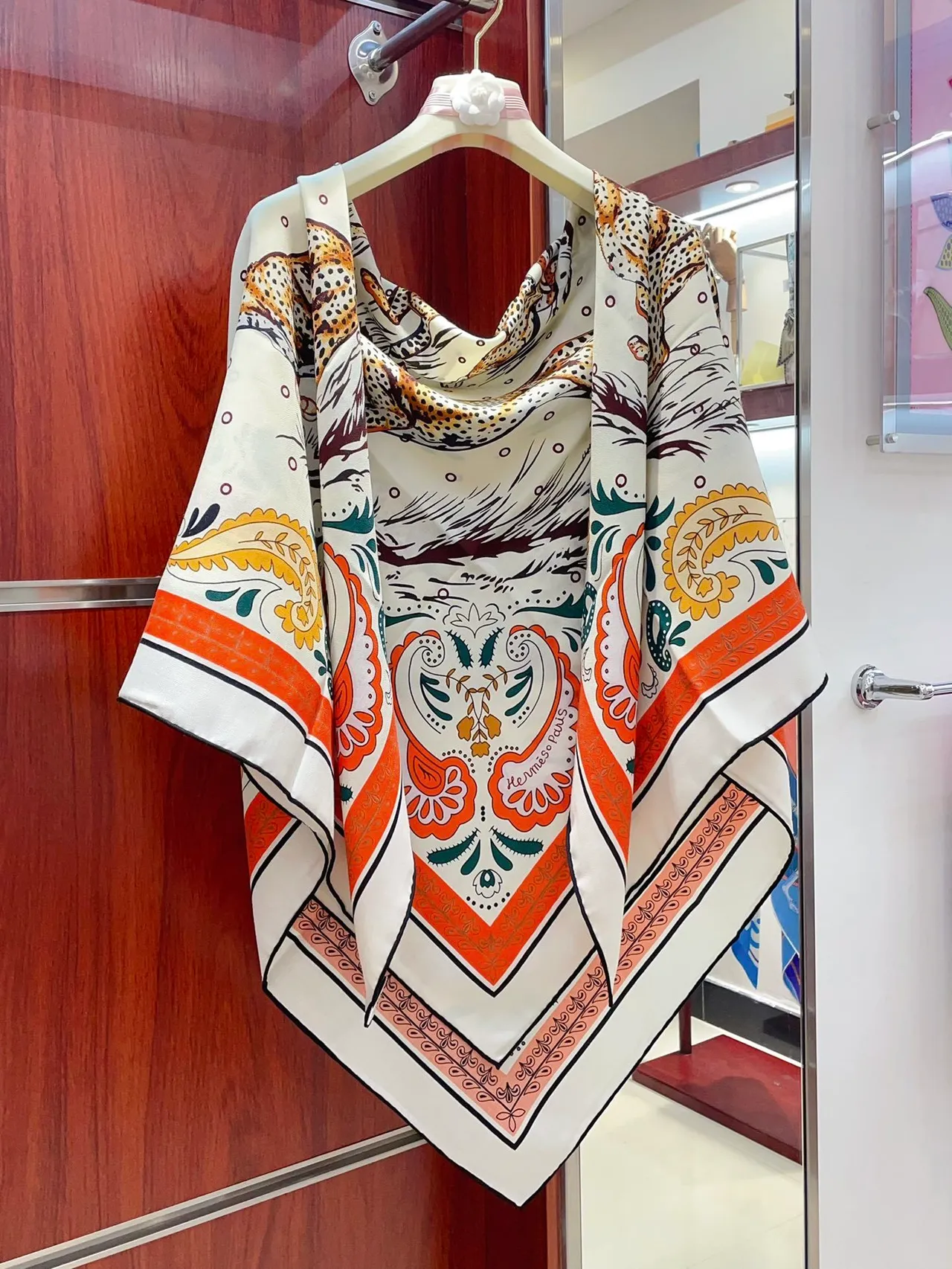 Hermès Lenço de Seda Creme com impressão de Tigre e Paisley 8