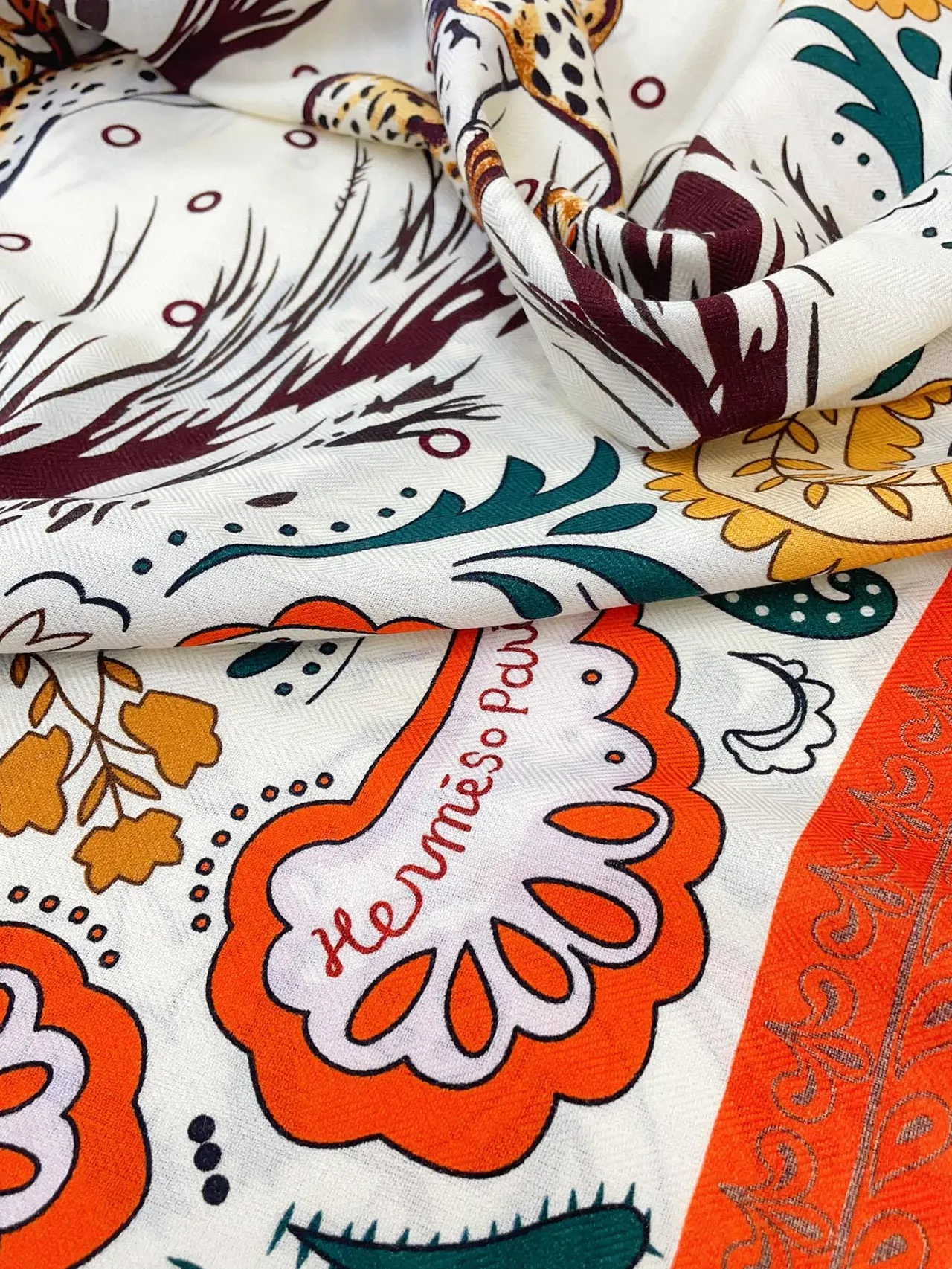 Hermès Lenço de Seda Creme com impressão de Tigre e Paisley 9