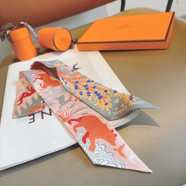 Hermès Twilly وشاح حريري متعدد الألوان ضيق منسوج مطبوع بتصاميم نباتية وحيوانية 5
