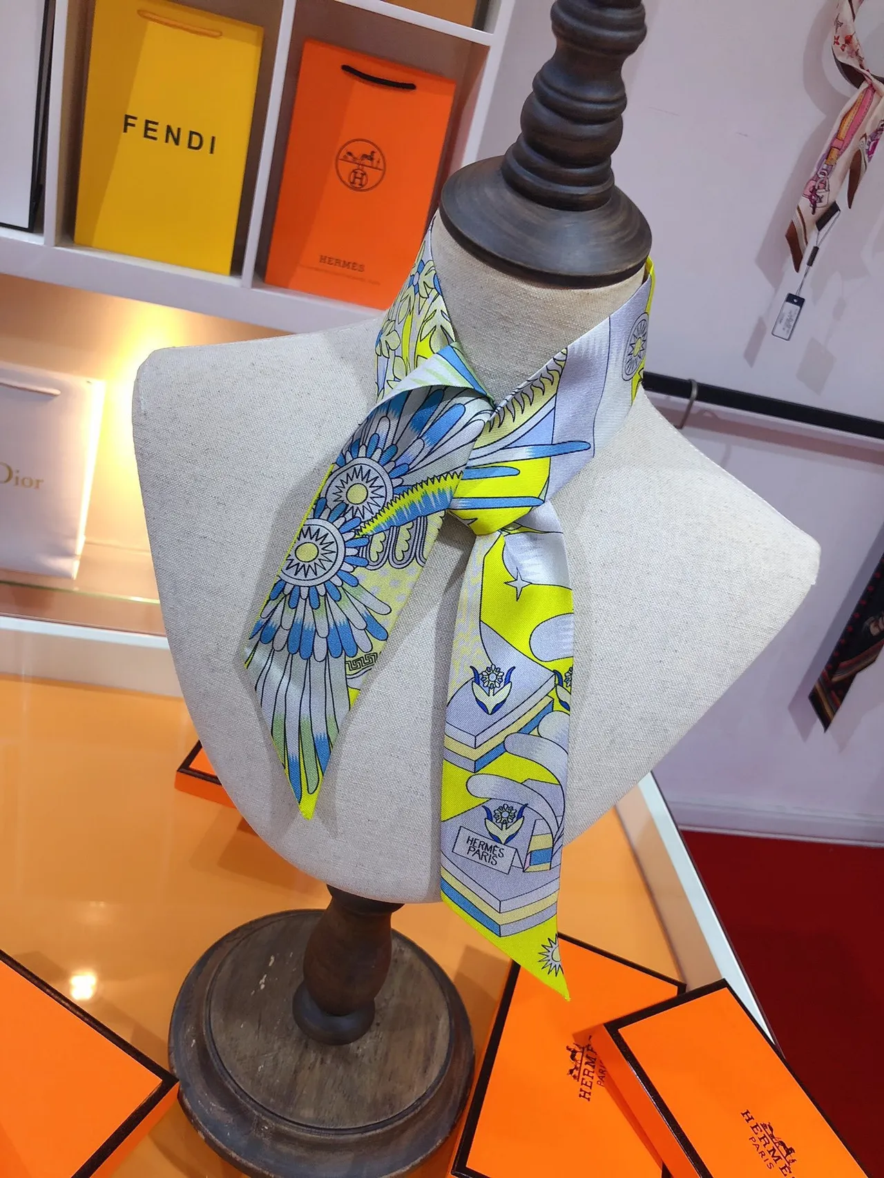 Hermès Twilly Cachecol Amarelo Azul com impressão gráfica vibrante multicolor de seda 1