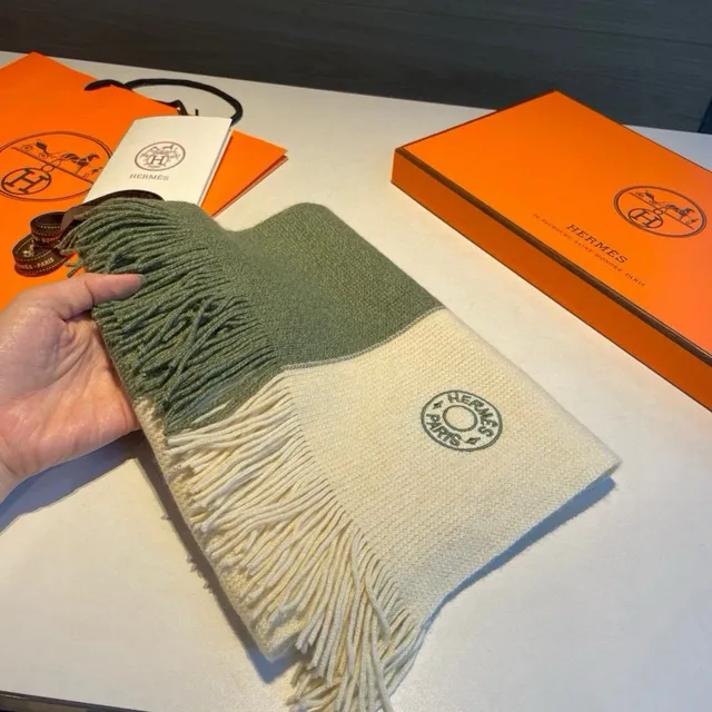 Hermès شال كشمير محبوك بتدرج ثنائي اللون مزين بخيوط 4