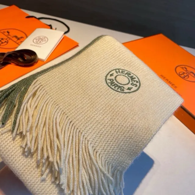 Hermès شال كشمير محبوك بتدرج ثنائي اللون مزين بخيوط 5