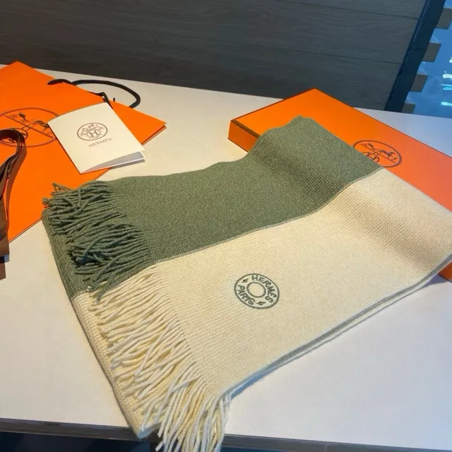 Hermès شال كشمير محبوك بتدرج ثنائي اللون مزين بخيوط 6