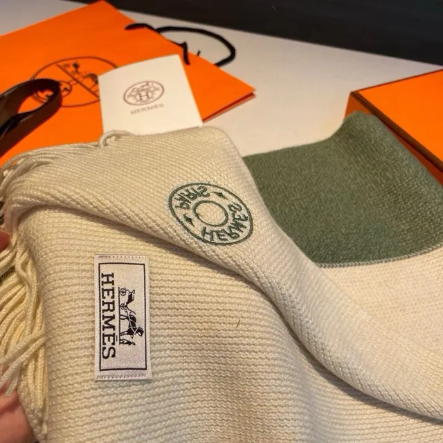 Hermès شال كشمير محبوك بتدرج ثنائي اللون مزين بخيوط 7