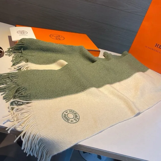 Hermès شال كشمير محبوك بتدرج ثنائي اللون مزين بخيوط 8