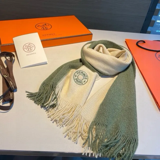 Hermès شال كشمير محبوك بتدرج ثنائي اللون مزين بخيوط 9