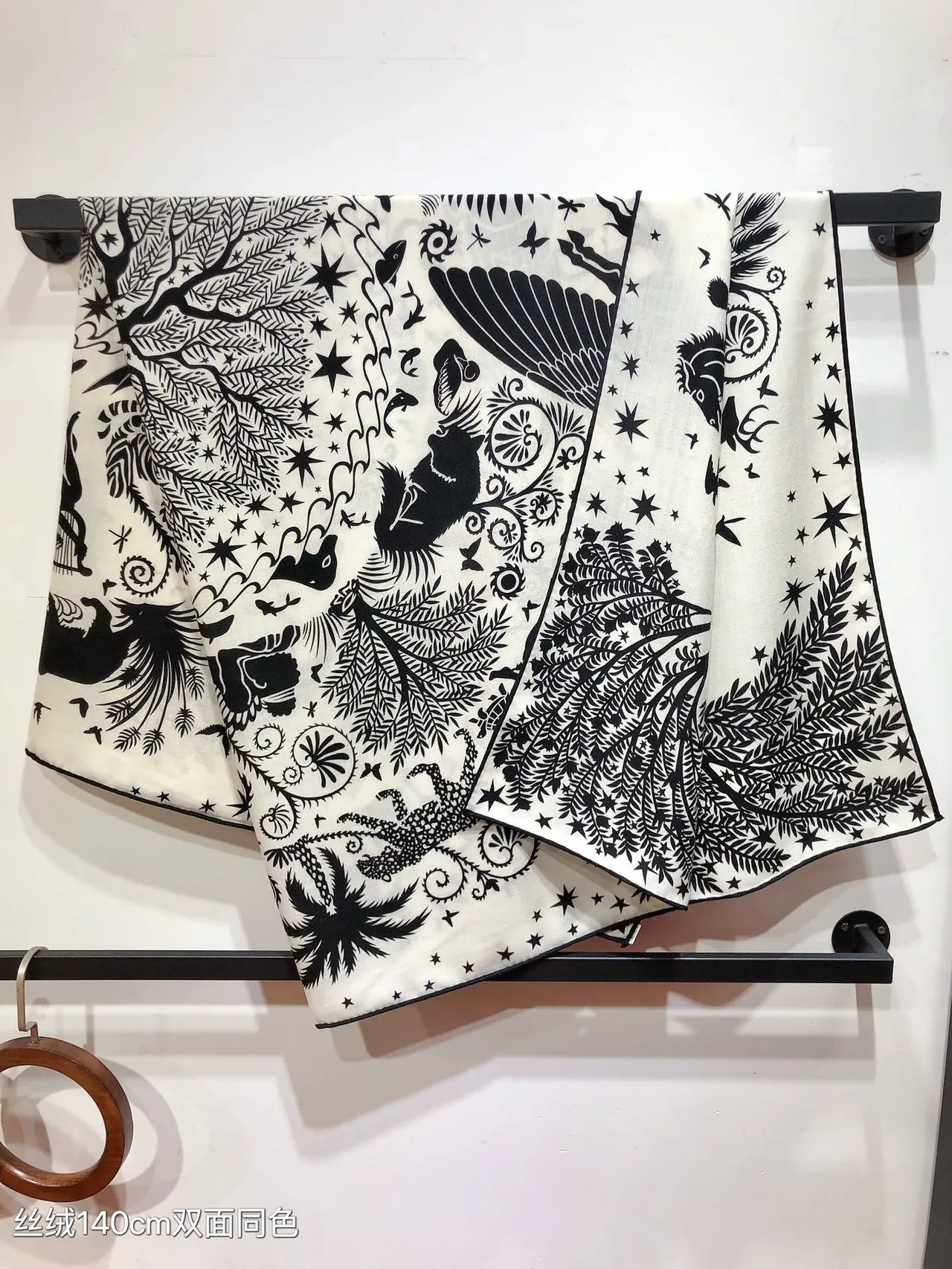 Hermès 白黑植物印花人物剪影图案丝巾 9