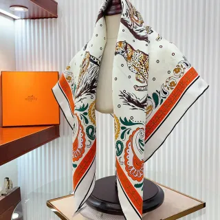 Hermès 白色橙色印花方形丝绸围巾
