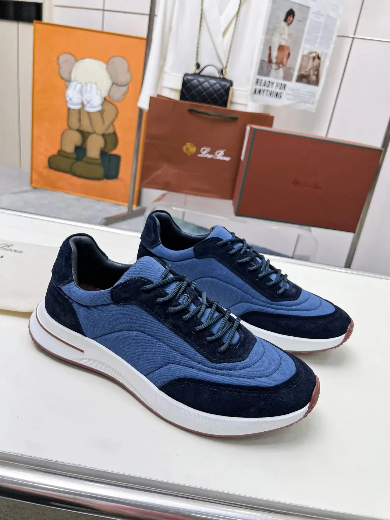 Loewe Sneakers Lifestyle Navy Blue avec Partie Supérieure en Daim et Tissu en Couches, Color-Blocked 1