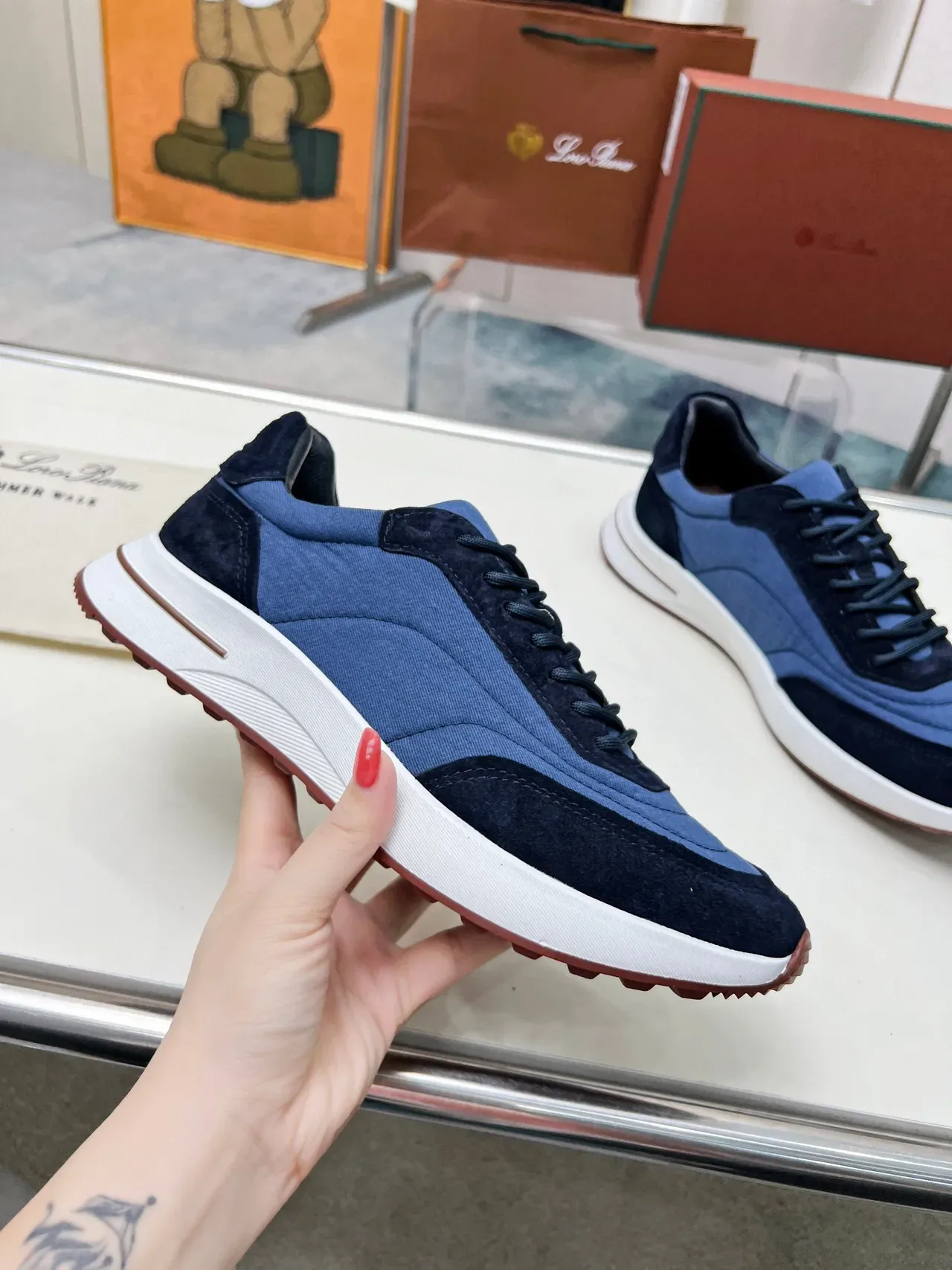 Loewe Sneakers Lifestyle Navy Blue avec Partie Supérieure en Daim et Tissu en Couches, Color-Blocked 2