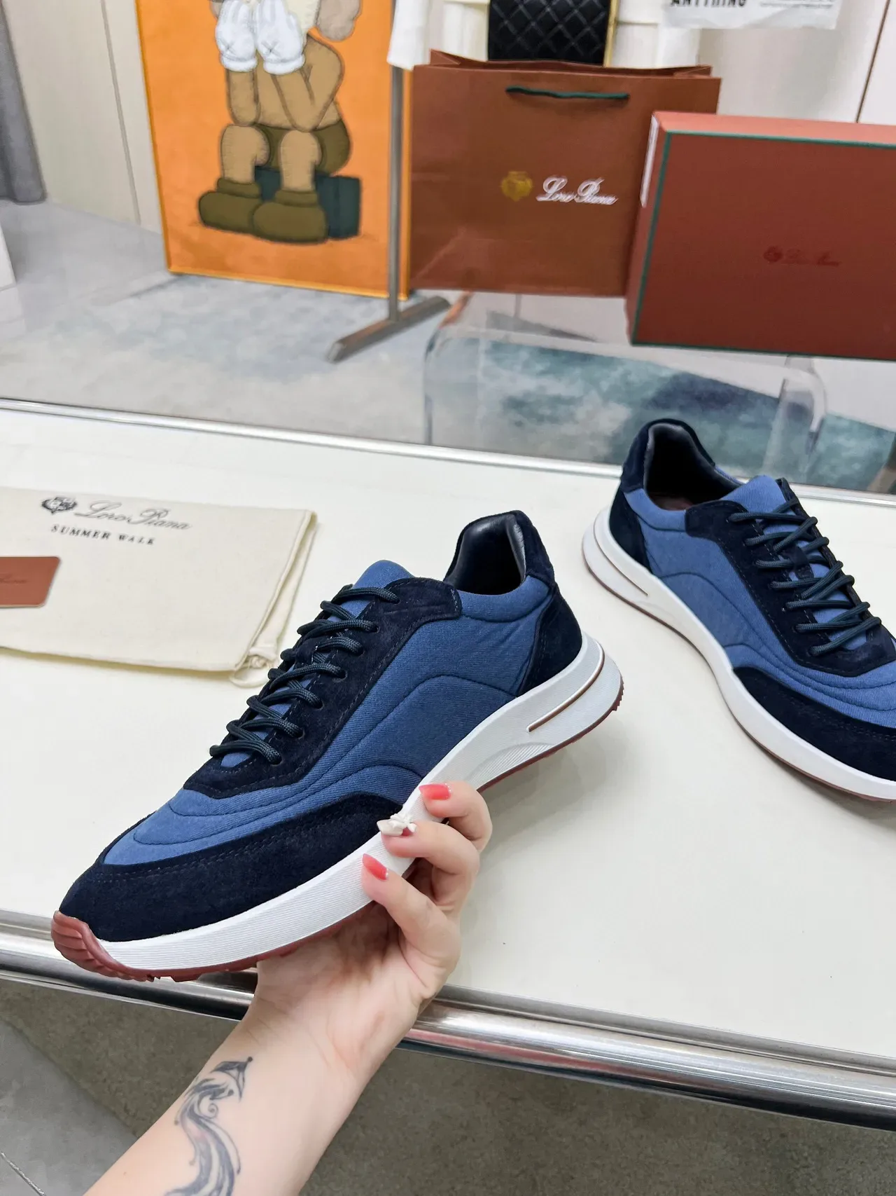 Loewe Sneakers Lifestyle Navy Blue avec Partie Supérieure en Daim et Tissu en Couches, Color-Blocked 3