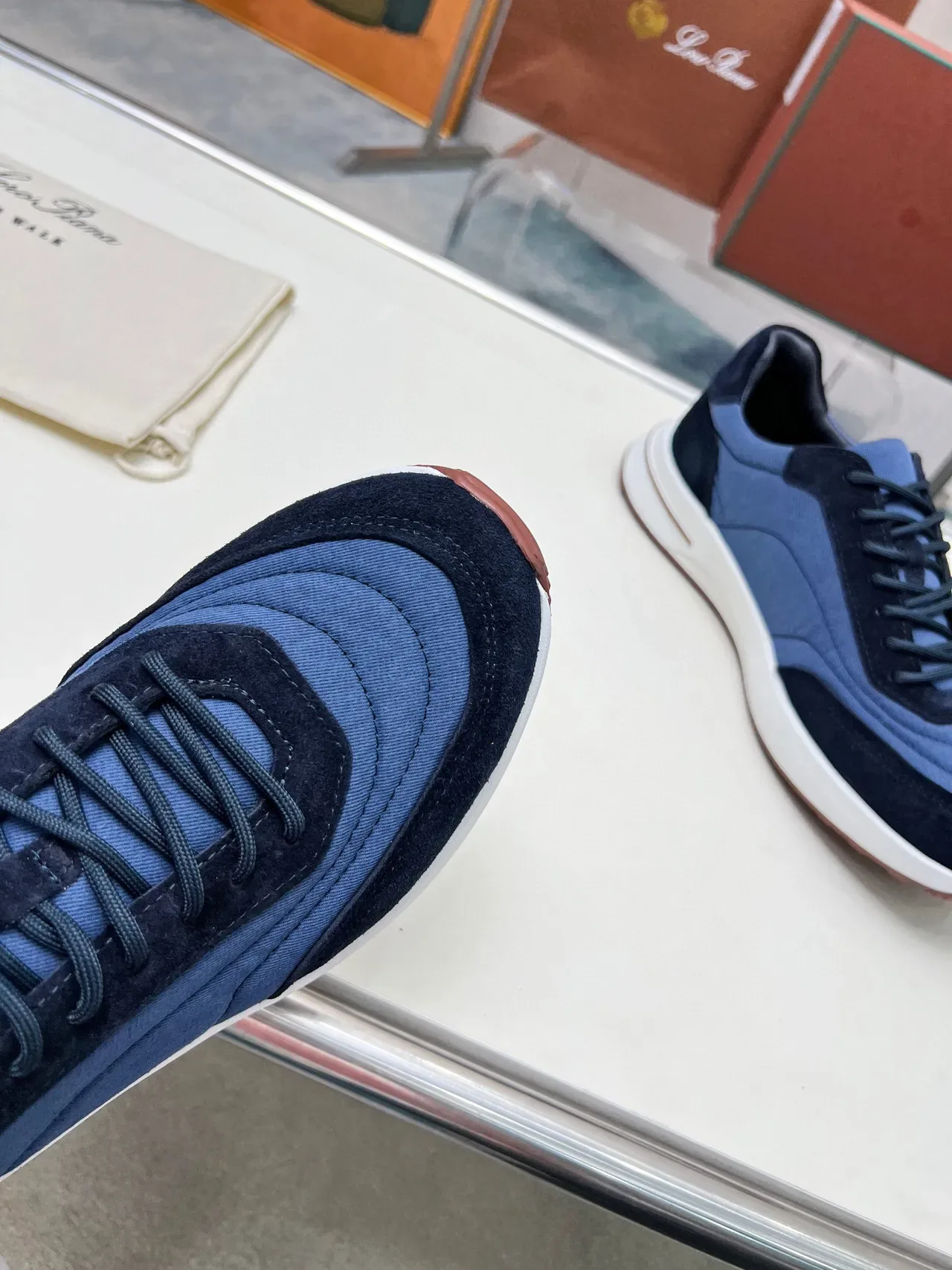 Loewe Sneakers Lifestyle Navy Blue avec Partie Supérieure en Daim et Tissu en Couches, Color-Blocked 7