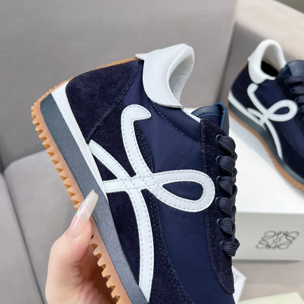 Loewe Bleu Marine Blanc Bleu Daim Et Nylon Haut Anagram Logo Panneau Latéral Style de Vie Sneakers 3