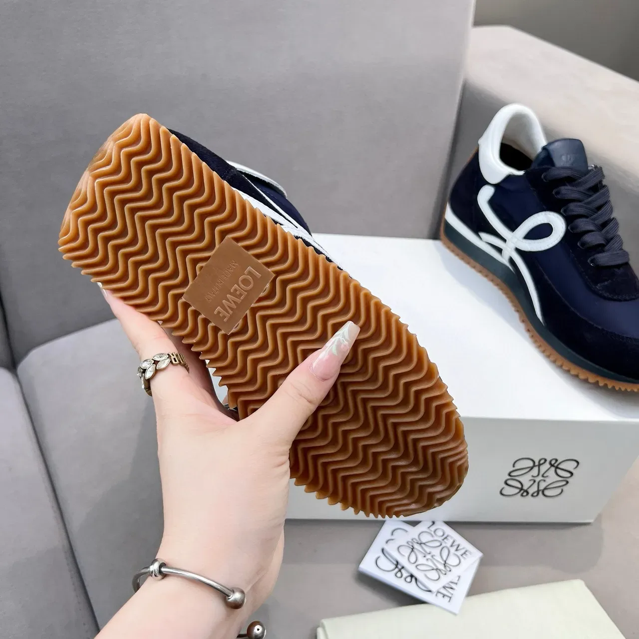 Loewe Bleu Marine Blanc Bleu Daim Et Nylon Haut Anagram Logo Panneau Latéral Style de Vie Sneakers 4