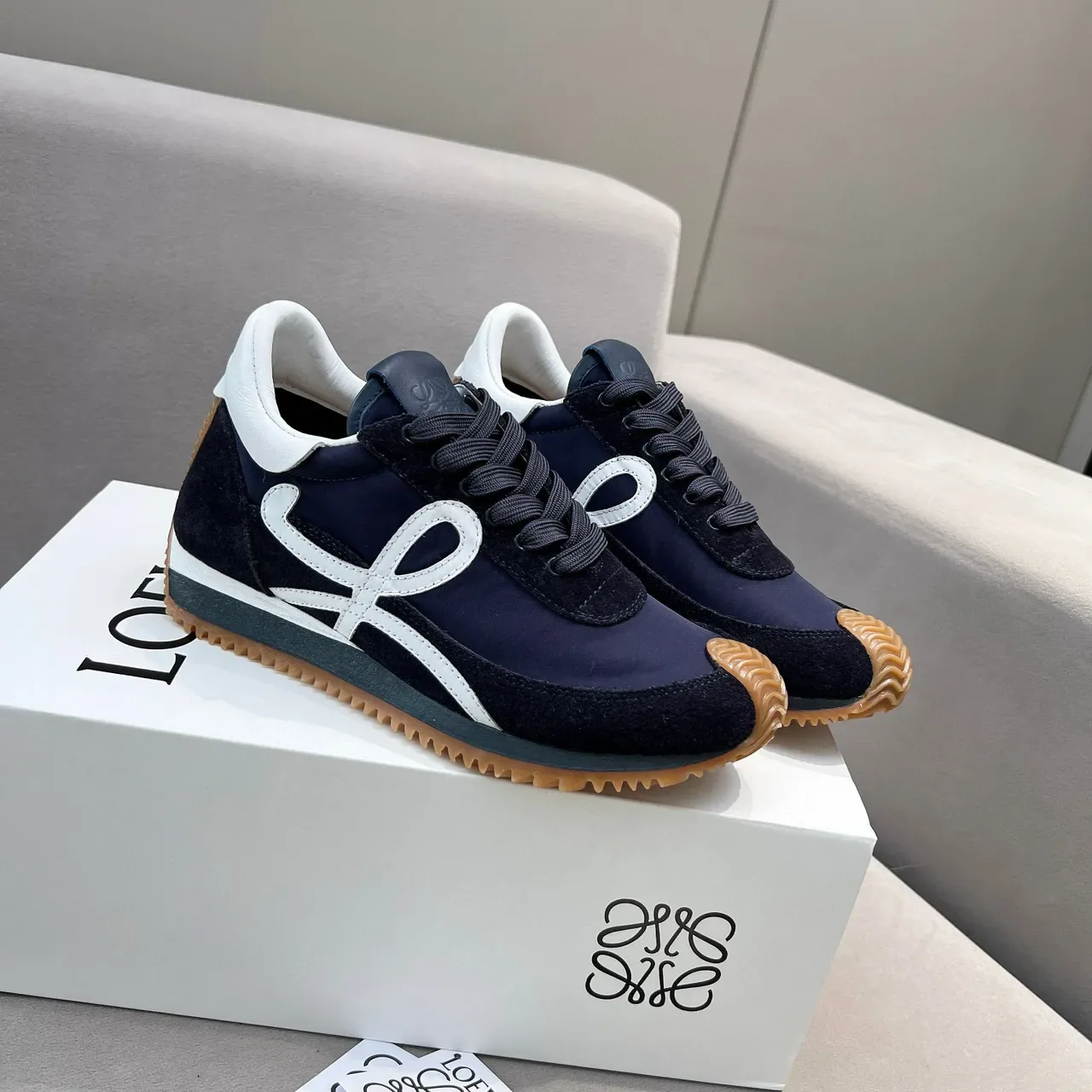 Loewe Bleu Marine Blanc Bleu Daim Et Nylon Haut Anagram Logo Panneau Latéral Style de Vie Sneakers 5