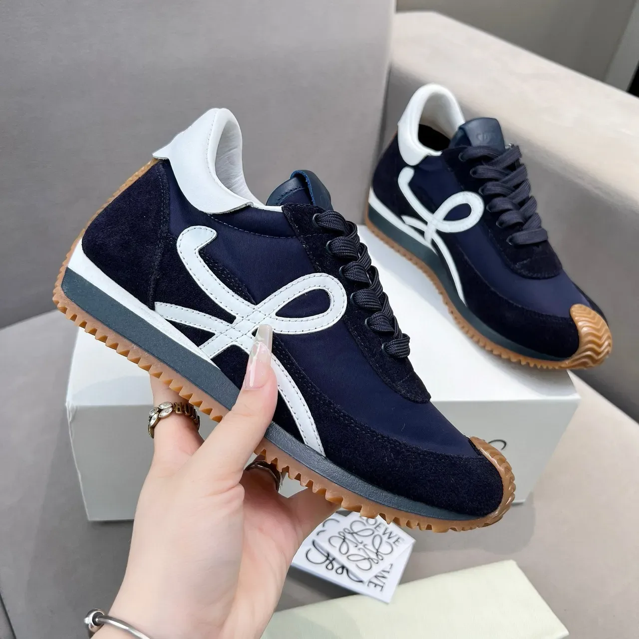 Loewe Bleu Marine Blanc Bleu Daim Et Nylon Haut Anagram Logo Panneau Latéral Style de Vie Sneakers 6