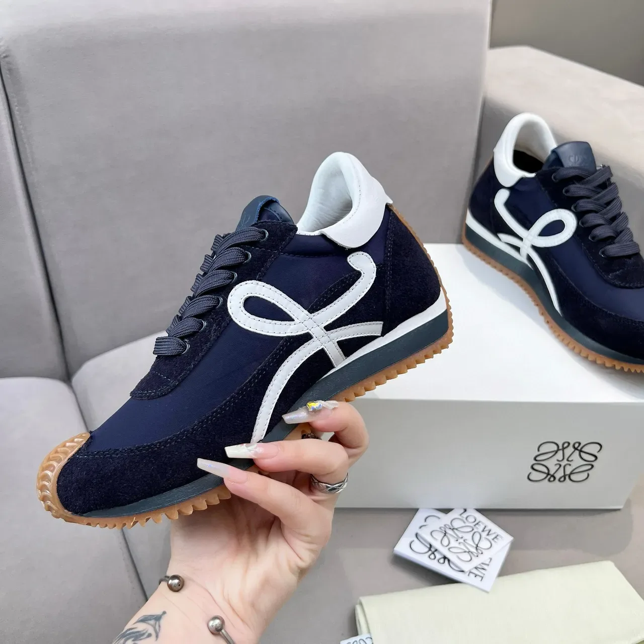 Loewe Bleu Marine Blanc Bleu Daim Et Nylon Haut Anagram Logo Panneau Latéral Style de Vie Sneakers 8