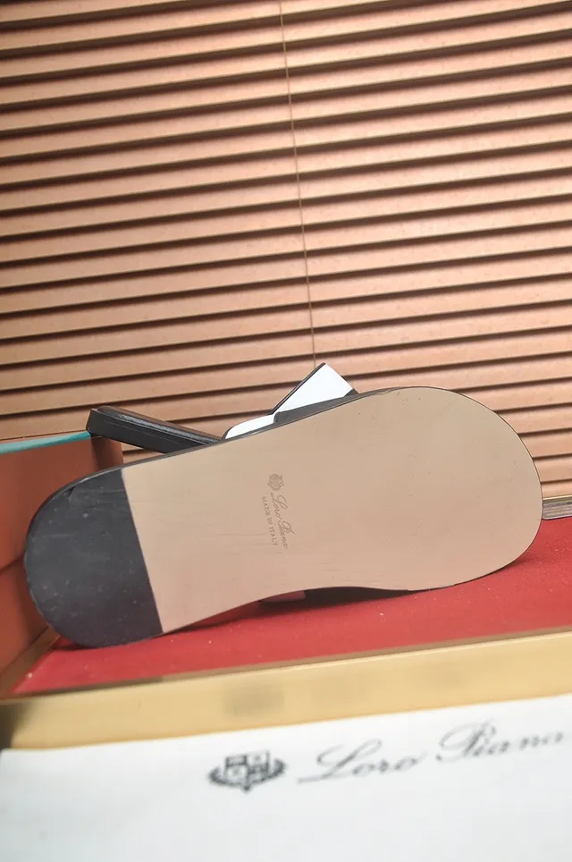 Loro Piana Chaussons noirs et blancs avec sangle contrastante 8