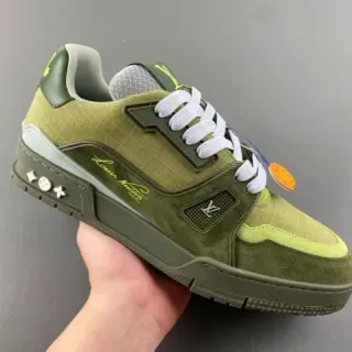 Louis Vuitton Army Green Sneakers Lifestyle con Suela Chunky Esculpida, Upper Textil-Suede Layered