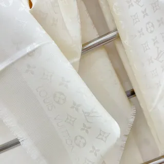 路易威登米色白色同色系Monogram提花流苏边丝质围巾
