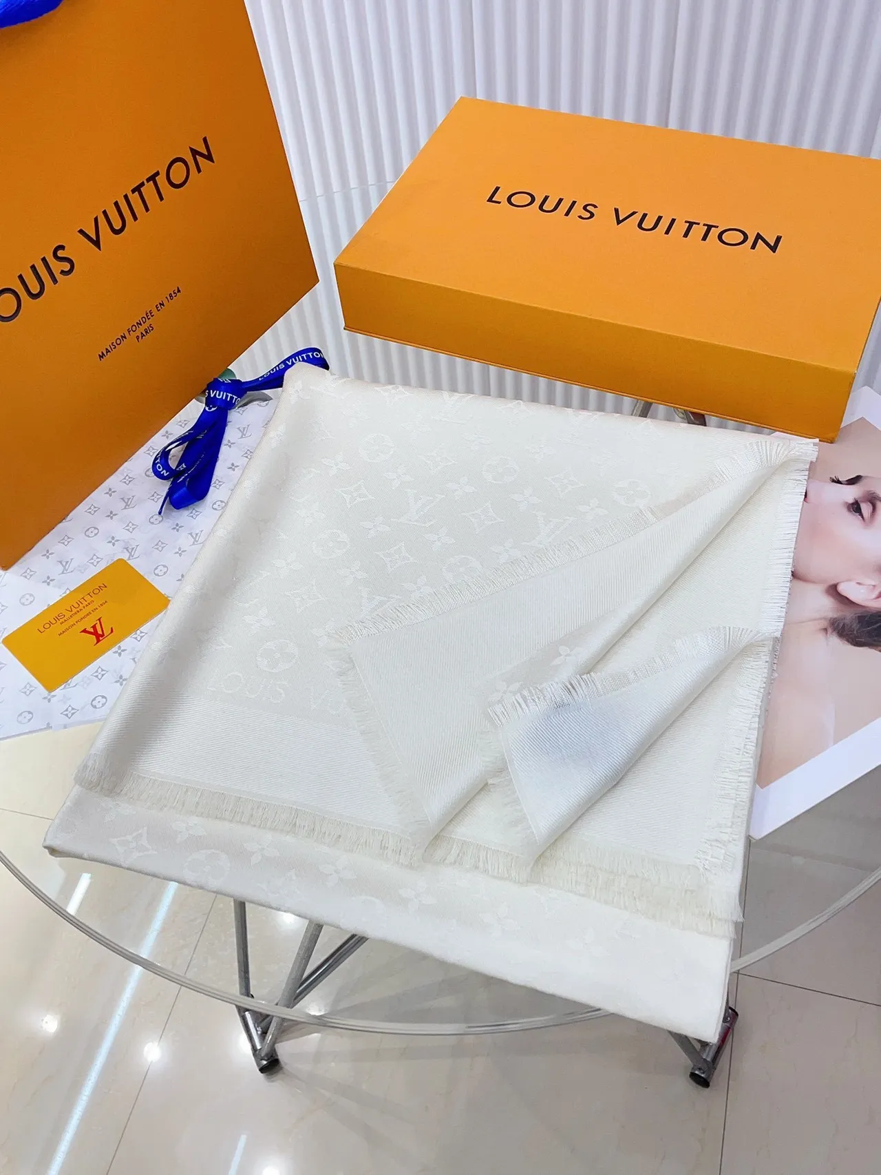 Louis Vuitton Beige Blanc Tonal Monogram Jacquard Ourlet Frangé Écharpe en Soie 5