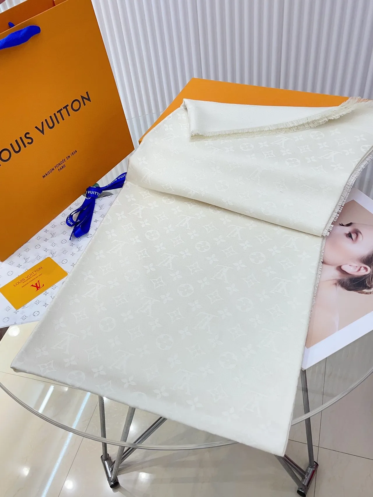Louis Vuitton Beige Blanc Tonal Monogram Jacquard Ourlet Frangé Écharpe en Soie 6