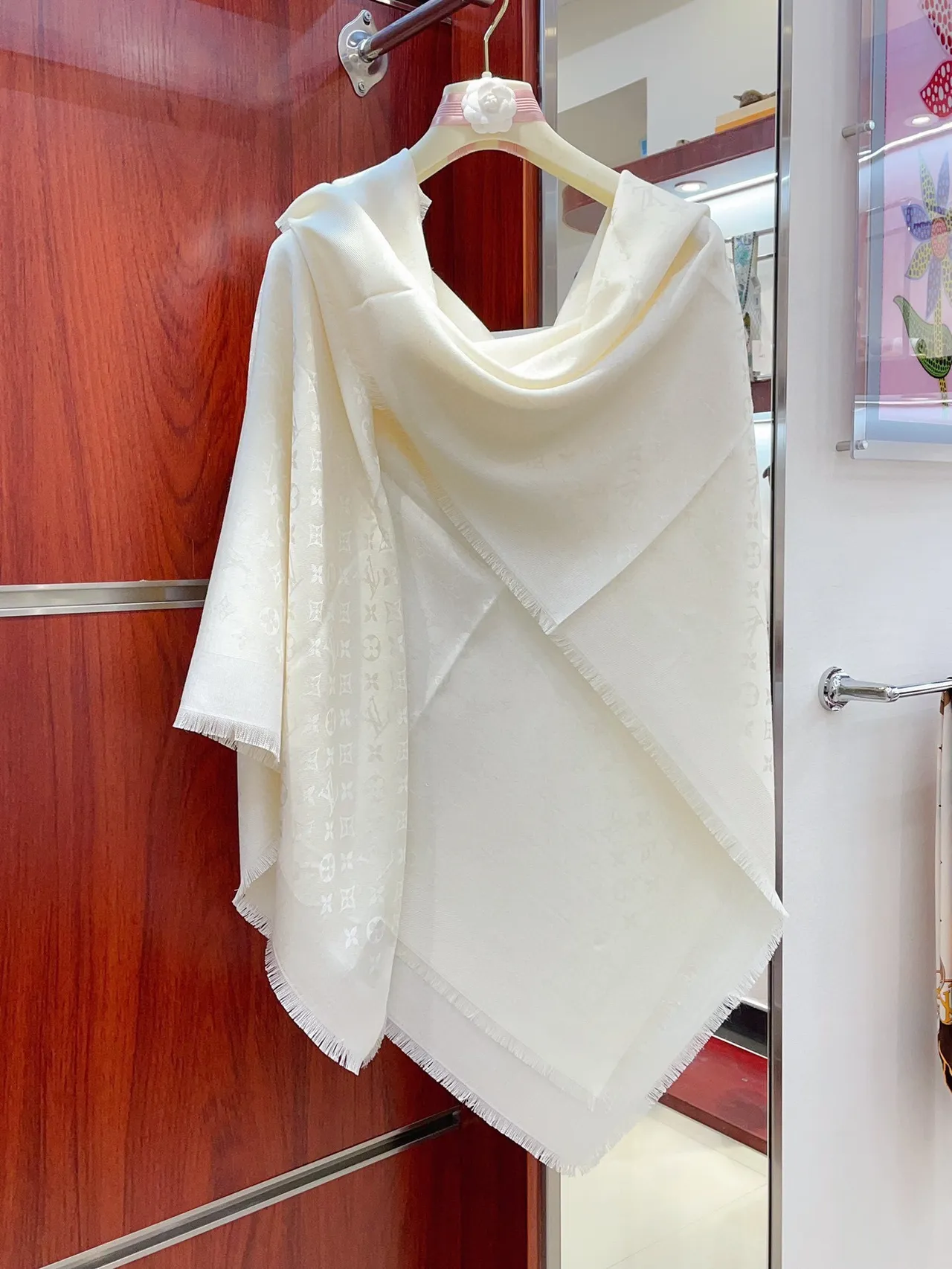 Louis Vuitton Beige Blanc Tonal Monogram Jacquard Ourlet Frangé Écharpe en Soie 8
