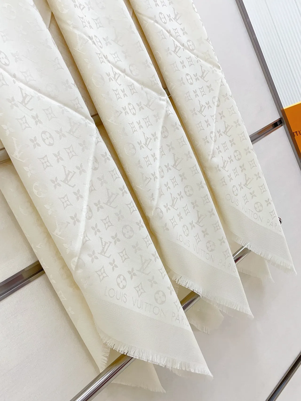 Louis Vuitton Beige Blanc Tonal Monogram Jacquard Ourlet Frangé Écharpe en Soie 9