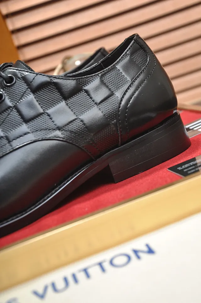 Louis Vuitton Sapatos Oxford de ponta com tapa preta 2