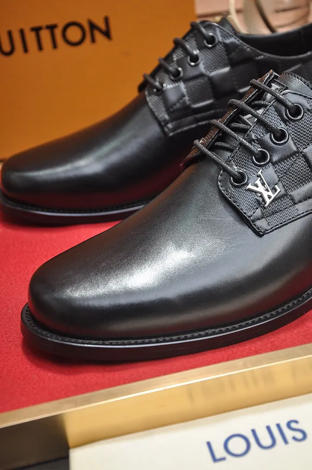 Louis Vuitton Sapatos Oxford de ponta com tapa preta 3