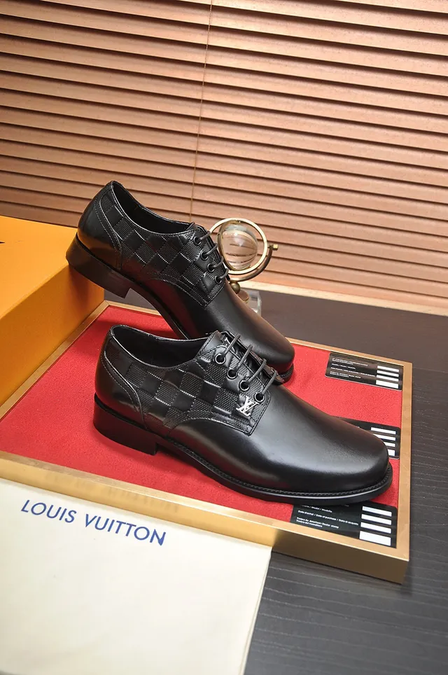 Louis Vuitton Sapatos Oxford de ponta com tapa preta 5