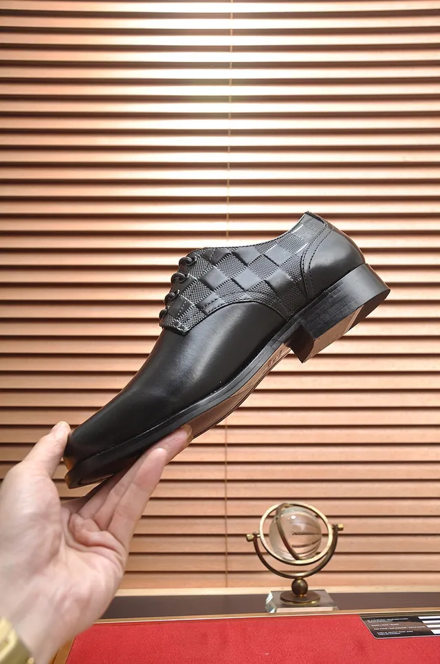 Louis Vuitton Sapatos Oxford de ponta com tapa preta 6