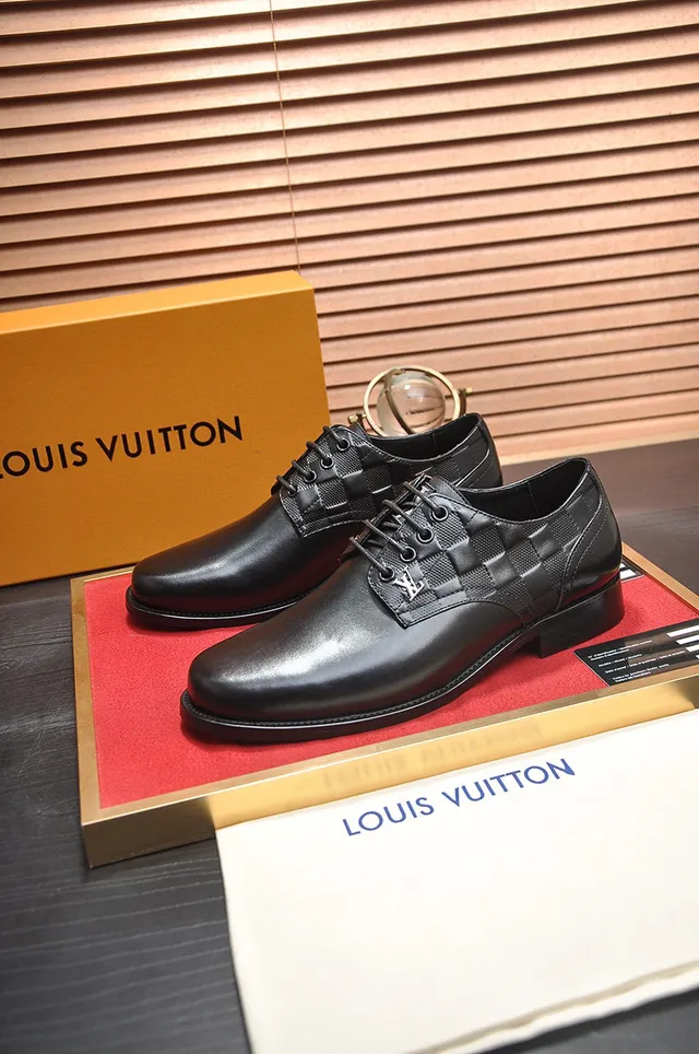 Louis Vuitton Sapatos Oxford de ponta com tapa preta 7