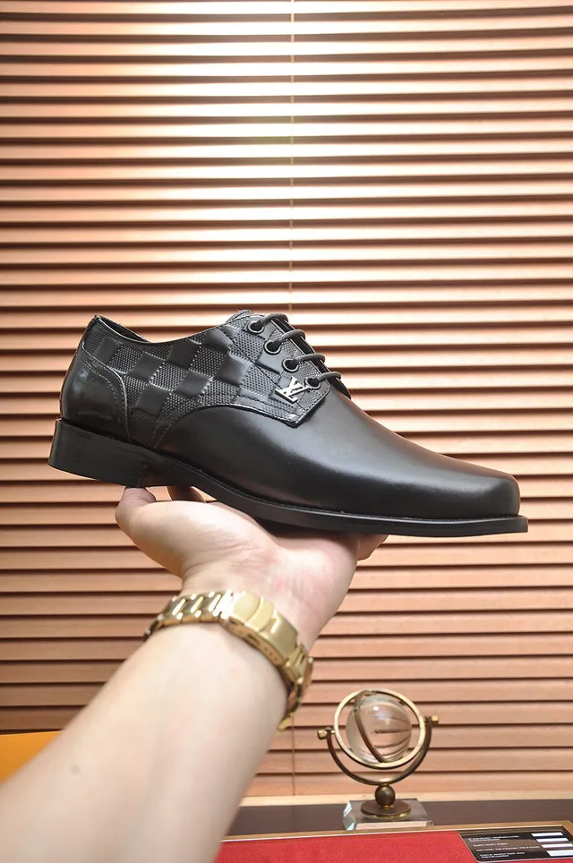 Louis Vuitton Sapatos Oxford de ponta com tapa preta 8