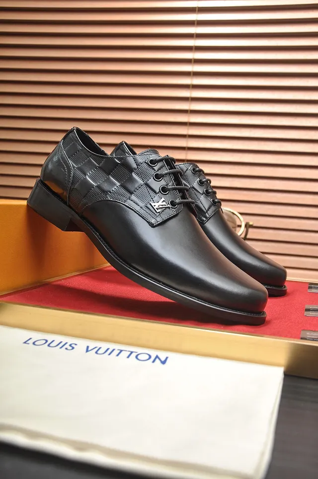 Louis Vuitton Sapatos Oxford de ponta com tapa preta 9