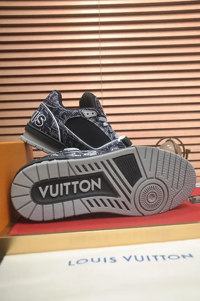 Louis Vuitton কালো ধূসর লেয়ারড সিন্থেটিক উপর X-শেপড ओভারলে লাইফস্টাইল স্নিকার 3
