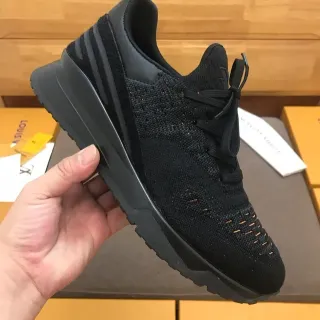 Louis Vuitton Sneakers lifestyle con parte superior de punto negro y naranja, suela de goma esculpida