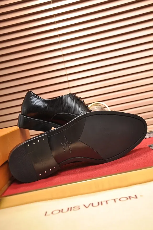 Louis Vuitton Chaussures Oxford Cap-Toe en Cuir Patenté et Texturé Noir 3
